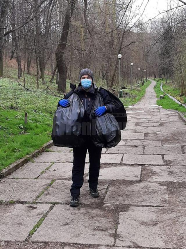 Prorectorul USV, profesorul universitar Mihai Dimian, a strâns patru saci cu gunoaie din Parcul Șipote