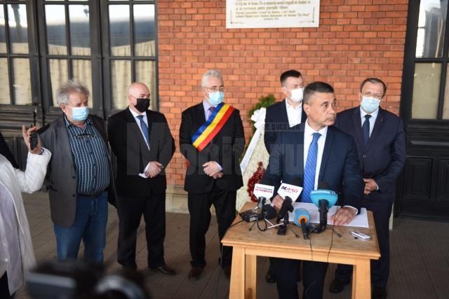 Ambasadorul Saranga, ministrul Bogdan Gheorghiu și oficialitățile locale și județene FOTO Artistul