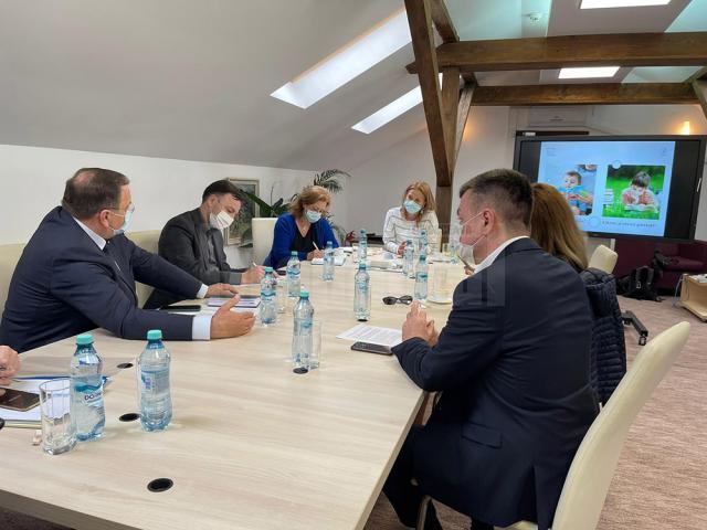 După ceremonia de la gară, oficialitățile și diplomatul israelian au avut o rundă de convorbiri la Casa Prieteniei din municipiul Suceava