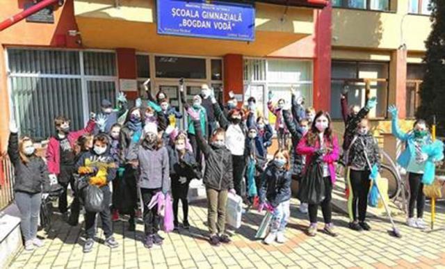 Acțiune de ecologizare desfășurată cu implicarea elevilor de la Școala „Bogdan Vodă” Rădăuți