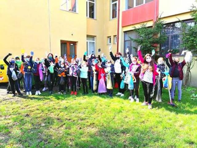 Acțiune de ecologizare desfășurată cu implicarea elevilor de la Școala „Bogdan Vodă” Rădăuți