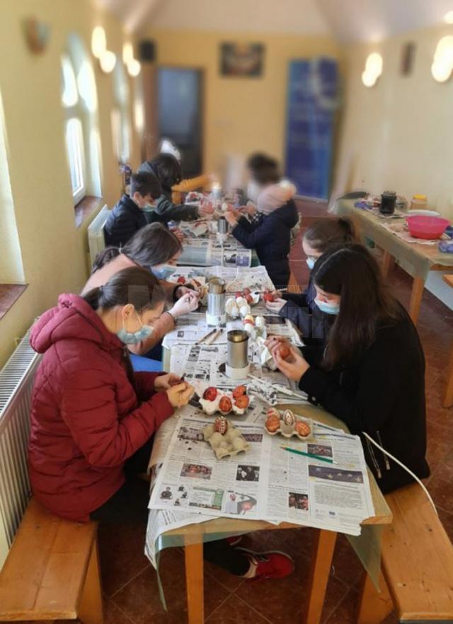 15 elevi au participat la un atelier de încondeiat ouă organizat de Parohia „Acoperământul Maicii Domnului” Suceava