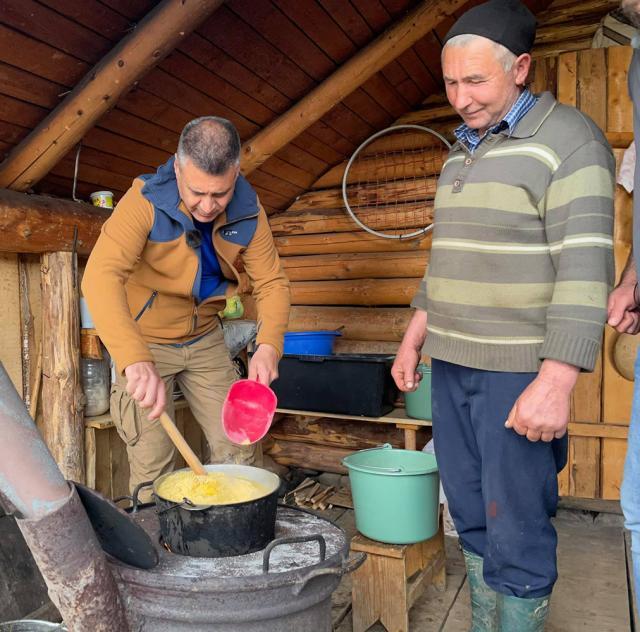 Mămăliga la stână Foto Facebook David Saranga