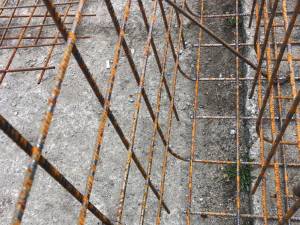 Pentru grinzile de rezistență nu este făcută armătură din fier beton, ci este doar o plasă sudată îndoită la 90 de grade
