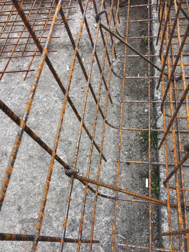 Pentru grinzile de rezistență nu este făcută armătură din fier beton, ci este doar o plasă sudată îndoită la 90 de grade