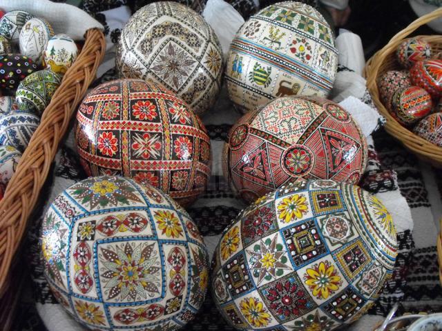 Oua de struţ decorate prin diferite metode