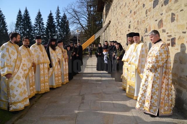 Duminica Floriilor, prilej de „înfrățire” în rugăciune, la Voroneț, pentru românii din țară și cei din Nordul Bucovinei