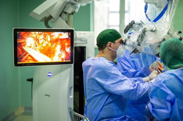 Intervenția chirurgicală de extirpare a tumorii cerebrale la tânăra din Rădăuţi Sursa Facebook Spitalul de Neurochirurgie Iași