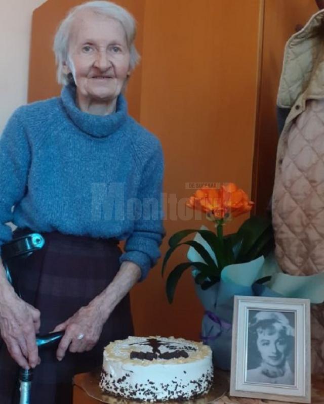 O „bunică” de la Căminul pentru persoane vârstnice de la Solca, fostă balerină, aniversată la împlinirea vârstei de 81 de ani