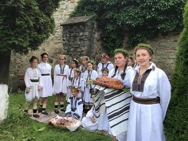 Ilaria Pușcă, coordonatoarea Ansamblului „Gura Izvorului” Vatra Moldoviței, „ambasadoarea” județului Suceava la Festivalul „Regina Sânzienelor”