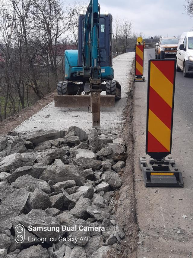 Lucrările la trotuarul de 90.000 de euro de la Dornești, distruse cu picamerul înainte de finalizare