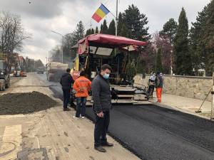 Strada Bogdan Vodă va fi asfaltată în cursul acestei săptămâni până în zona Casei Municipale de Cultură