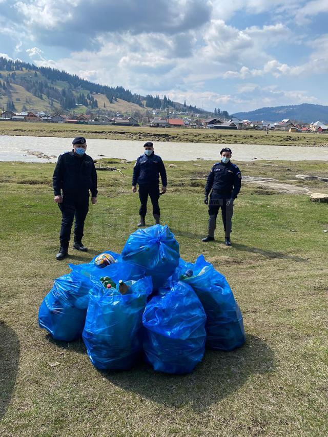 Jandarmii au strâns peste o tonă de gunoaie de pe trasee turistice