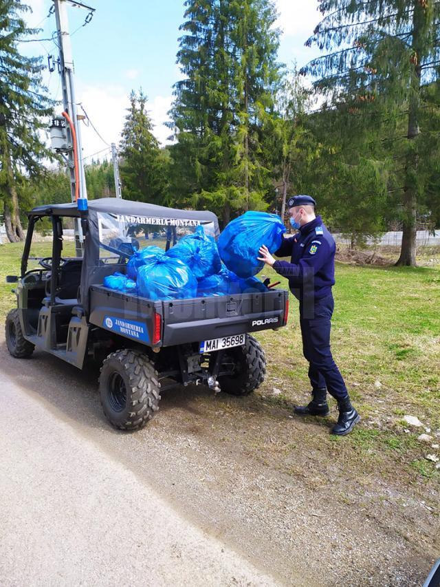 Jandarmii au strâns peste o tonă de gunoaie de pe trasee turistice