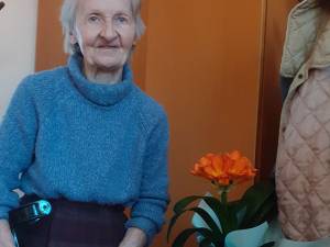 O „bunică” de la Căminul pentru persoane vârstnice de la Solca, Oltea Secula, fostă balerină, sărbătorită la împlinirea vârstei de 81 de ani