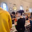 35 de copii și tineri din ATOS au participat la un atelier de încondeiat ouă, la Biserica „Sf. Petru și Pavel” Sfântu Ilie