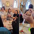 35 de copii și tineri din ATOS au participat la un atelier de încondeiat ouă, la Biserica „Sf. Petru și Pavel” Sfântu Ilie