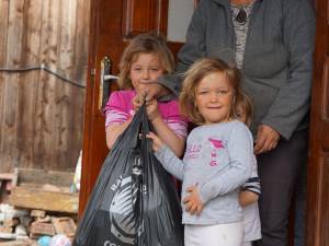 Pachete cu alimente pentru 50 de familii necăjite din zona Mușenița