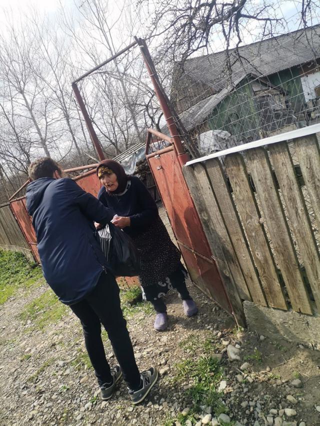 Pachete cu alimente pentru 50 de familii necăjite din zona Mușenița