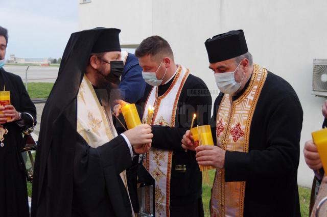 Credincioșii ortodocși din județul Suceava au primit Lumina Sfântă de la Ierusalim în Noaptea de Înviere