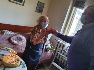 La fel ca anii anteriori, primarul Sucevei, Ion Lungu, a vizitat-o acasă pe Lucea Bohatereț, oferindu-i un tort, flori și șampanie