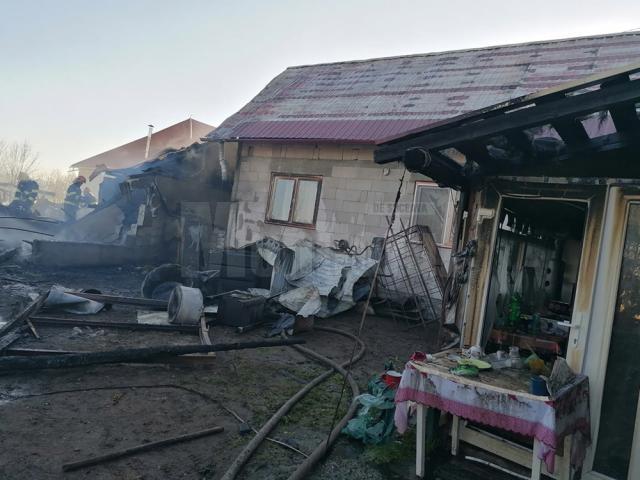 O gospodărie din Frătăuții Vechi s-a făcut scrum în urma unui incendiu devastator