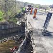 Bucată de pod prăbușită pe drumul național, la Cacica
