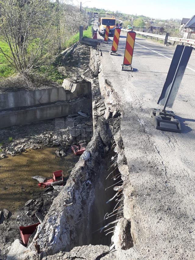 Bucată de pod prăbușită pe drumul național, la Cacica