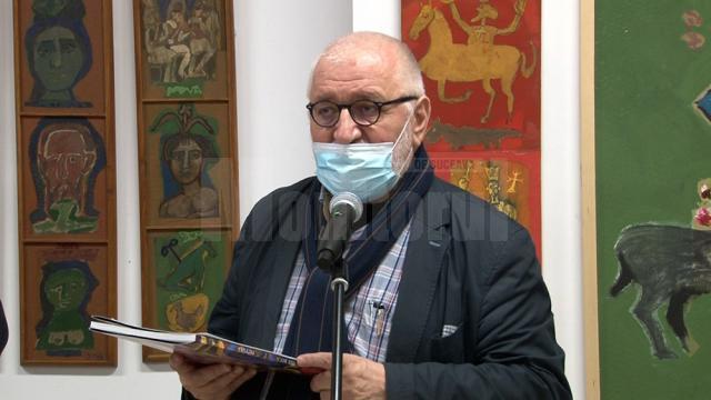 Curatorul expoziției, criticul de artă Oliv Mircea