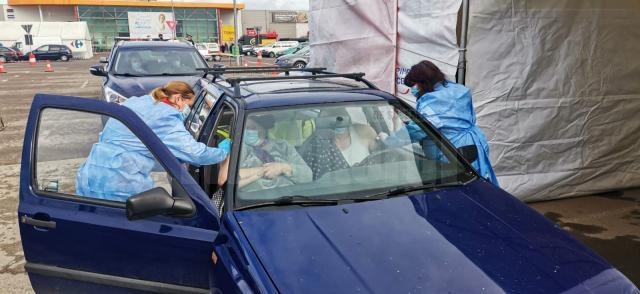 Prima zi de vaccinare in masina, in municipiul Suceava