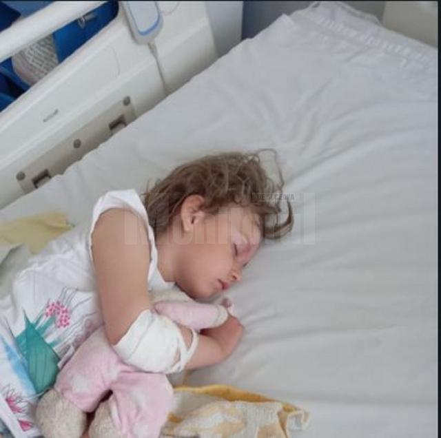 O fetiță în vârstă de 4 ani, din Boroaia, diagnosticată cu o tulburare neurologică rară, are nevoie de bani pentru tratament