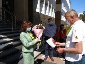 Flori si diploma de recunostinta oferite reprezentantilor spitalului sucevean