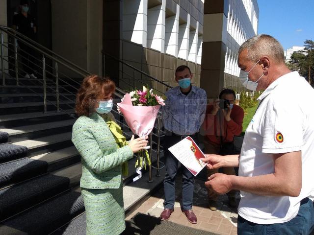 Flori si diploma de recunostinta oferite reprezentantilor spitalului sucevean