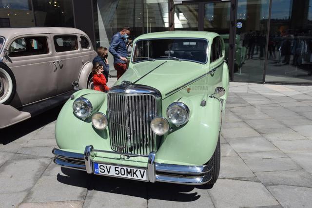 Un autoturism Jaguar model 1950, prezent în expoziție