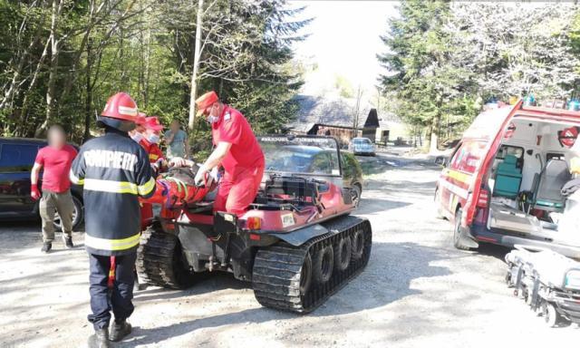 Bărbat rănit într-o zonă forestieră greu accesibilă, adus la ambulanță cu o autoșenilată