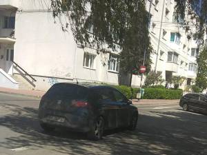 Poliția Locală a ridicat mașina unei femei, parcată în mijlocul străzii Grigore Ureche din Suceava