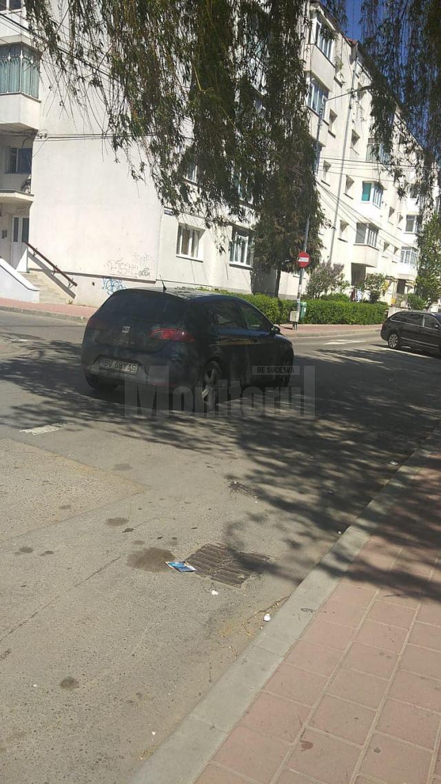 Poliția Locală a ridicat mașina unei femei, parcată în mijlocul străzii Grigore Ureche din Suceava