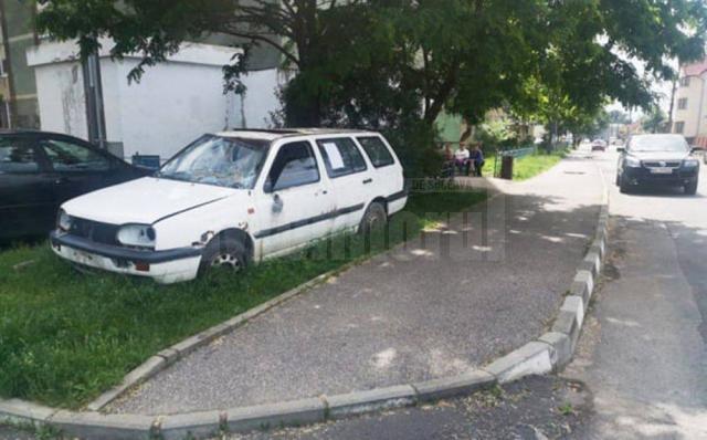Autovehiculele abandonate sau fără stăpân, îndepărtate de pe străzile municipiului Fălticeni