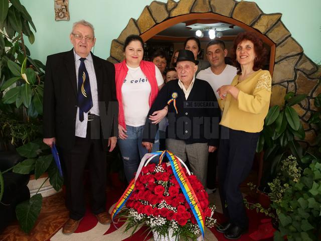 Constantin Dencef împreună cu familia şi cu Neculai Niga, reprezentantul veteranilor de război