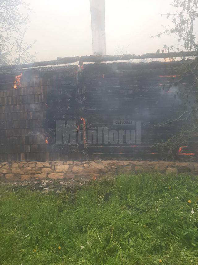 Incendiu extrem de violent, extins la trei case, la Sucevița