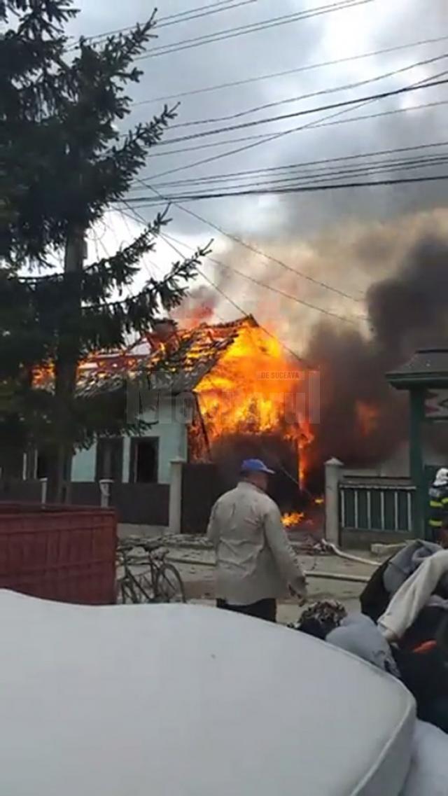 Incendiu extrem de violent, extins la trei case, la Sucevița
