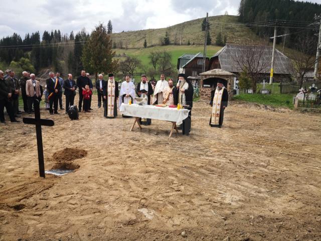 ÎPS Calinic a sfințit locul și a pus piatra de temelie pentru o nouă biserică în parohia Brodina de Sus Foto Arhiepiscopia Sucevei