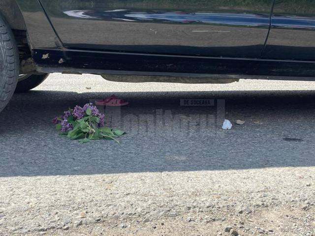 Sub mașina care a provocat accidentul se puteau vedea florile de liliac pe care fetița le avea în mână, dar și un șlap cu care aceasta era încălțată