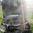 Intervenție a pompierilor la o mașină care ardea în curtea unei case
