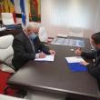 Ion Lungu și Ionuț Dumitru Maxim, reprezentatul firmei Euro Est Group Suceava, semnând contractul