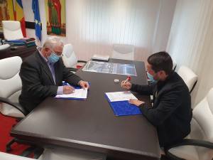 Ion Lungu și Ionuț Dumitru Maxim, reprezentatul firmei Euro Est Group Suceava, semnând contractul