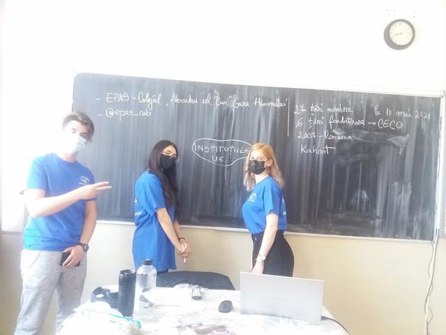 Ambasadorii juniori EPAS devin profesori pentru colegii lor de la Colegiul „Alexandru cel Bun” Gura Humorului timp de o săptămână