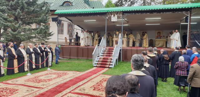 Șase ierarhi au săvârșit slujba Parastasului, la împlinirea unui an de la trecerea la cele veșnice a ÎPS Pimen, la Mănăstirea „Sfântul Ioan cel Nou”