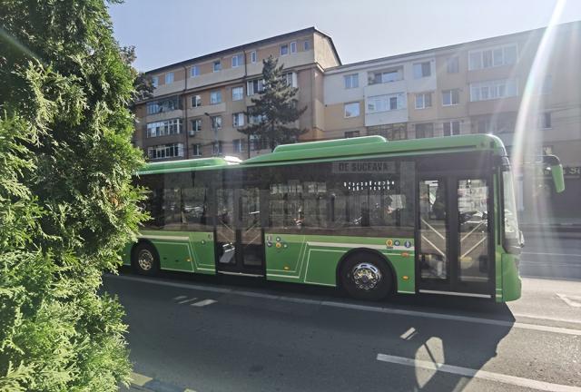 Un amețit care a căzut la coborârea din autobuz l-a reclamat pe șofer că l-a prins cu ușa