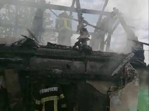 Un puternic incendiu a mistuit o casă din satul Corpaci